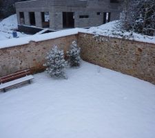 Le jardin... et la construction du voisin :)