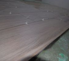 On ne voit pas trop sur la photo mais en fait notre carrelage a des l&eacute;gers reliefs : au toucher on croirait sentir les nervures du bois.