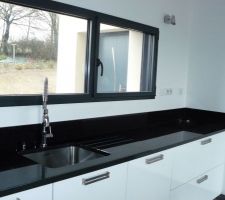 Plan de travail granit pos&eacute;