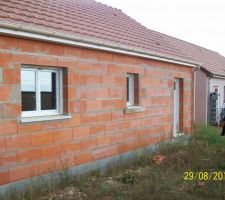 Cuisine, cellier et porte de service du garage