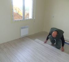 Mon beau-père pose le parquet de la chambre parentale