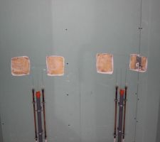 Arrivée / évacuation d'eau  dans salle de bain   futures fixation meuble (les rectangles découpés dans le placo)