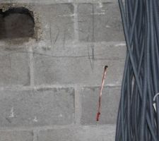 Prise de terre et arrivée des gaines pour le tableau électrique 

Trou pour le passage du futur fourreau électrique