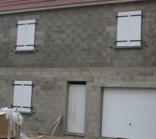 Maison hors d air coter rue avec porte de service