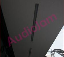 Une vue du plafond extérieur pour la partie en porte-à-faux avec les lampes installées.