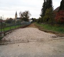 Début du terassement du chemin d'accès, 60 mètres de long, idéal pour les enfants et leurs vélos!!