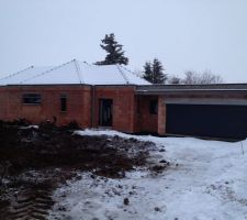 Enfin on voit la maison en entier . Evacuation de notre montagne de terre .
