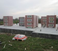 Les briques sont arriv&eacute;es.