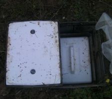 Compteur d'eau mise en service et isolé avec du polystyrène.