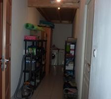 Carrelage et plinthes termin&eacute;s, le cellier est enfin rang&eacute;