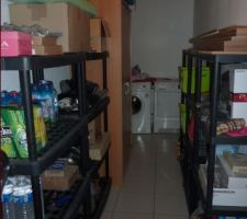 Coin buanderie au fond, reste &agrave; installer des &eacute;tag&egrave;res plus tard