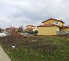 Le ma&ccedil;on &agrave; l'oeuvre pour les niveaux de la construction