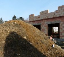 Vue de la facade principale de la maison avec notre gros tas de terre devant :o)