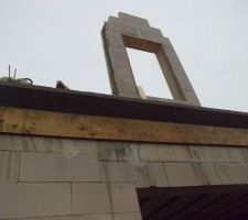 La corniche b&eacute;ton, sous la fen&ecirc;tre de la chambre de notre fille