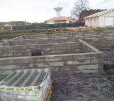 Mise en place des fondation sur 4 rangs de parpaings