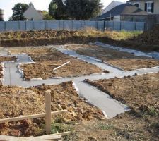 Voilà les semelles de notre maison coulées. Ca y est notre projet démarre et prend forme! Nous sommes ravis.