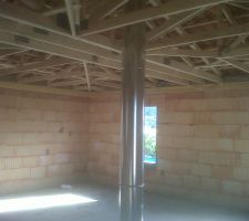 Conduit du poele qui passera entre 2 chambres
et que nous int&egrave;grerons au mieux avec la cloison.