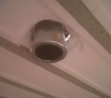 Vue du conduit d'extraction au plafond du RDC. Il faudra voir comment effectuer les finitions autour de celui ci...puis ensuite comment raccorder le conduit du poele... bien moins large...