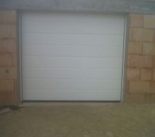 Et voici la porte du garage sectionnelle. C'est la seule menuiserie qui ne sera pas en bois.