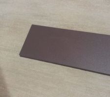 Un des carrelage s&eacute;lectionn&eacute;, compar&eacute; au plan de travail de la cuisine