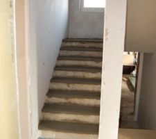 Chape sur escalier avec égalisation des hauteurs de marche