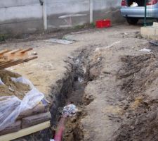Terrassement que je suis en train de réaliser pour reprendre le boulot très moyen du terrassier et raccorder l'eau, les eaux usées et l'électricité.