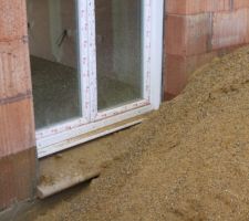 Sable déposé sur le terrain pour faire les différentes chapes au rdc  et à l'étage (chauffage au sol, plomberie, électricité)