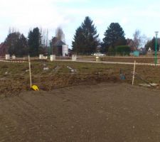 Balisage du terrain en vue du d&eacute;but de la construction...enfin si le temps le permet..