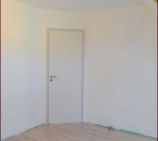 La derni&egrave;re chambre de l'&eacute;tage parquet&eacute;e!
