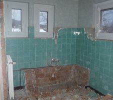 Cloison cassé etièrement et baignoire évacuée
