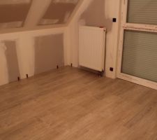 Quelques heures plus tard, la pose du parquet stratifié était achevée.