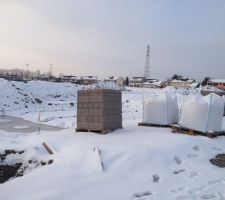 Les briques pour le vide sanitaires ont été livrées