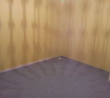 Une pi&egrave;ce finie apr&egrave;s ragr&eacute;age, peinture et pose du vinyle dans la chambre. Placard en cours.