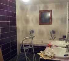 Salle de bain terminée : obligée de monter le carrelage jusqu'en haut pour cacher la non-planéité des murs. Globe avec pampilles en verre pour dissimuler les défauts du plafond et ça marche!