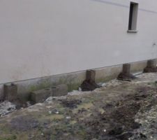Fermeture vide sanitaire et pose de blocs creus en u pour laisser passer l air depuis le vs