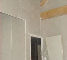 Une des chambres enfant: ferme apparente et placard de 150.