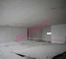 Le plafond du vide du séjour vue depuis le couloir d'accès aux chambres, pas encore tout à fait sec.