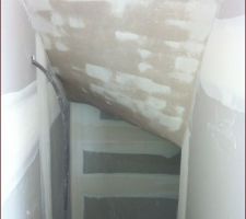 Sous face de l'escalier (isolé par un damier de carreaux de 10x10cm de polyuréthane)