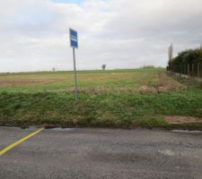 Terrain (pratique l'arret de bus juste devant)