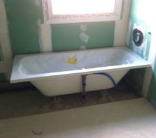 La baignoire des enfants... pas bien positionnée: elle doit être centrée