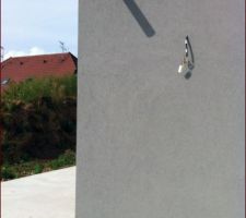 Heureusement que la terrasse sera sur-élevée pour cacher ce rattrapage de gouttière!