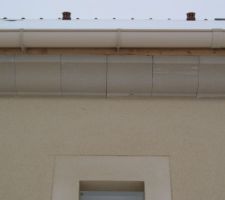 Corniches nord au-dessus de la fenêtre des WC -3-
Abimées, éraflées, non alignées, l'entourage de la fenêtre des WC est également mal fini