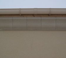 Corniche nord -6- 
Présence d'éraflures, corniches non alignées et coins cassés par endroit