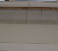 Corniches façades sud -8-
Rebords abîmés sur certaines et présence d'éraflures en-dessous