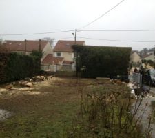 Abattage des arbres sur la terrain la semaine pr&eacute;c&eacute;dent le d&eacute;but de la construction.
Le terrassier s'occupera des haies sur le c&ocirc;t&eacute; et devant et des petits arbustes restants.