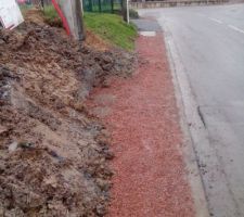 L'entreprise d'assainissement a terminé les travaux.

Le poteau électrique est posé.Il reste plus que le compteur électrique et le raccordement de la maison à l'entrée du terrain.