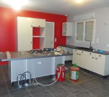 La cuisine avec l'ilôt presque terminé
