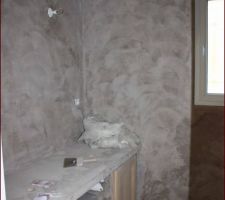 Il faut encore poncer le béton avant de le cirer