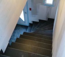 Escalier carrelé.
Travail parfait, merci au carreleur au quel nous avons fait confiance, et non le regrettons pas du tout.
Si vous en cherchez un, je peux vous donner ses coordonnées.