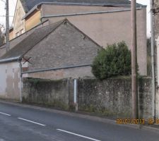 Voila comme promis mais avec du retard les photos du terrain. ici vu de la rue la facade du terrain dont la partie droite du mur sera d&eacute;moli pour laisser le passage